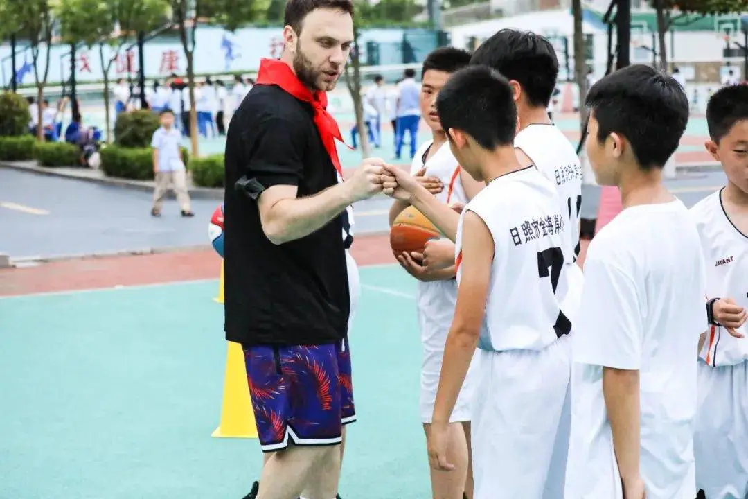 如何在篮球冬令营中加强体能训练?_2